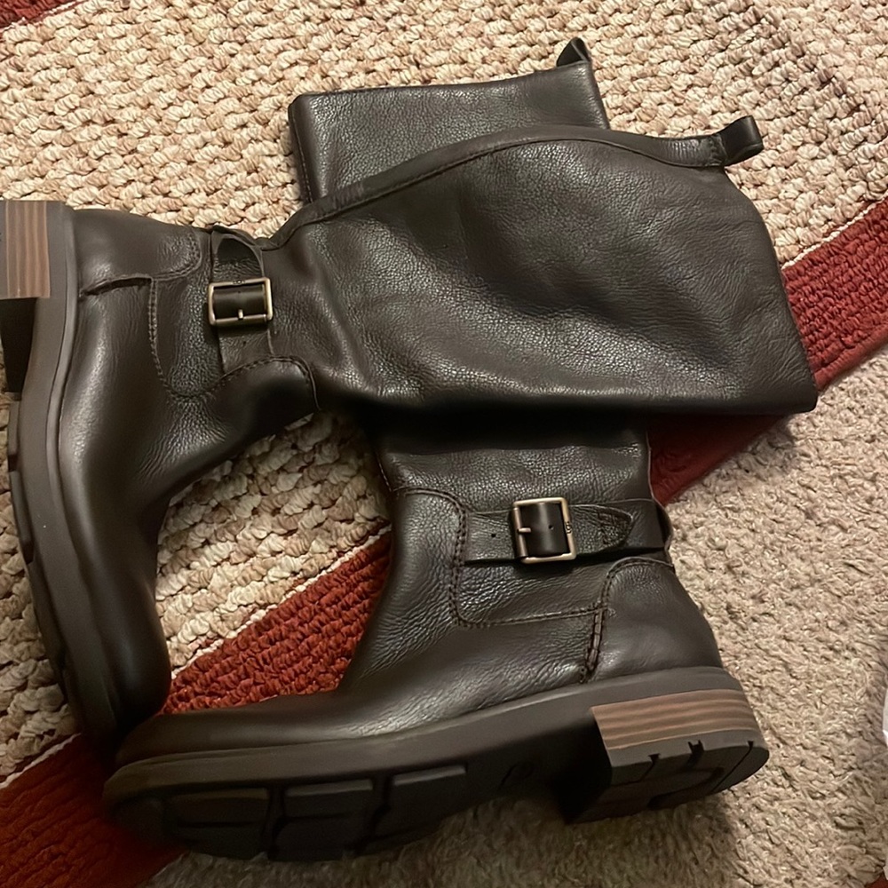 Beautiful brown leather ugg boots like new